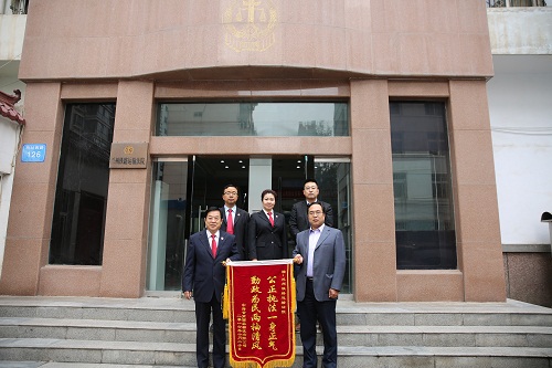 送锦旗.jpg