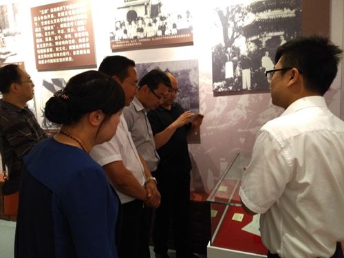 听取讲解员介绍革命先辈历史遗存_副本.jpg