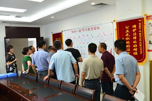 现场观摩民一庭党员学习园地建设_副本.jpg