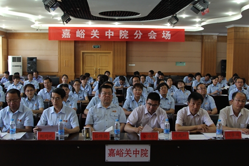 评委认真听演讲.jpg