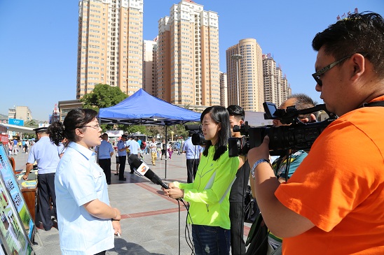 法官向省市媒体介绍兰铁中院开展禁毒宣传情况n.jpg