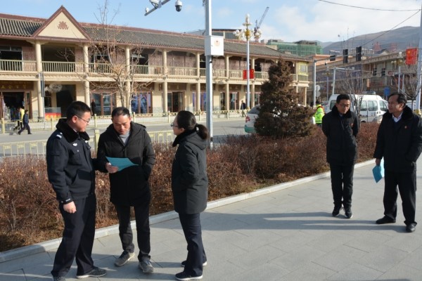 向过路群众认真讲解宪法.jpg