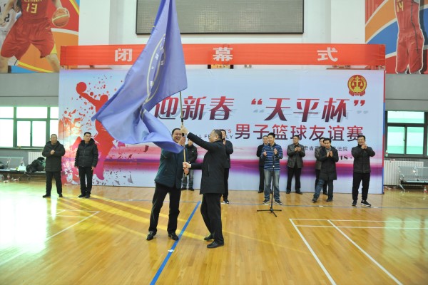 省法院党组成员、政治部主任孙伟向林区中院党组书记、院长交接会旗.jpg