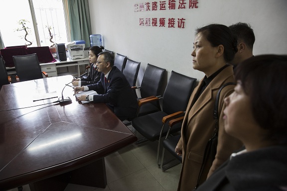 3.立案庭与定西市安定区人民法院远程连线，对李某某诉定西市安定区交通警察支队交通行政处罚一案进行远程视频跨域立案.jpg