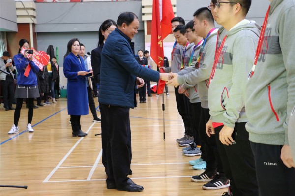 张院长为获得第三名的城关区法院代表队颁奖.jpg