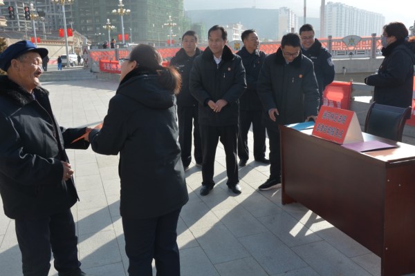 向群众发放宪法宣传册.jpg