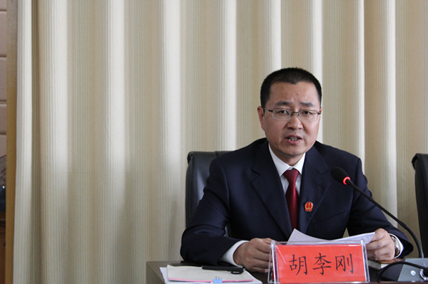 嘉峪关市中级人民法院党组成员胡李刚宣读实施方案_副本.jpg