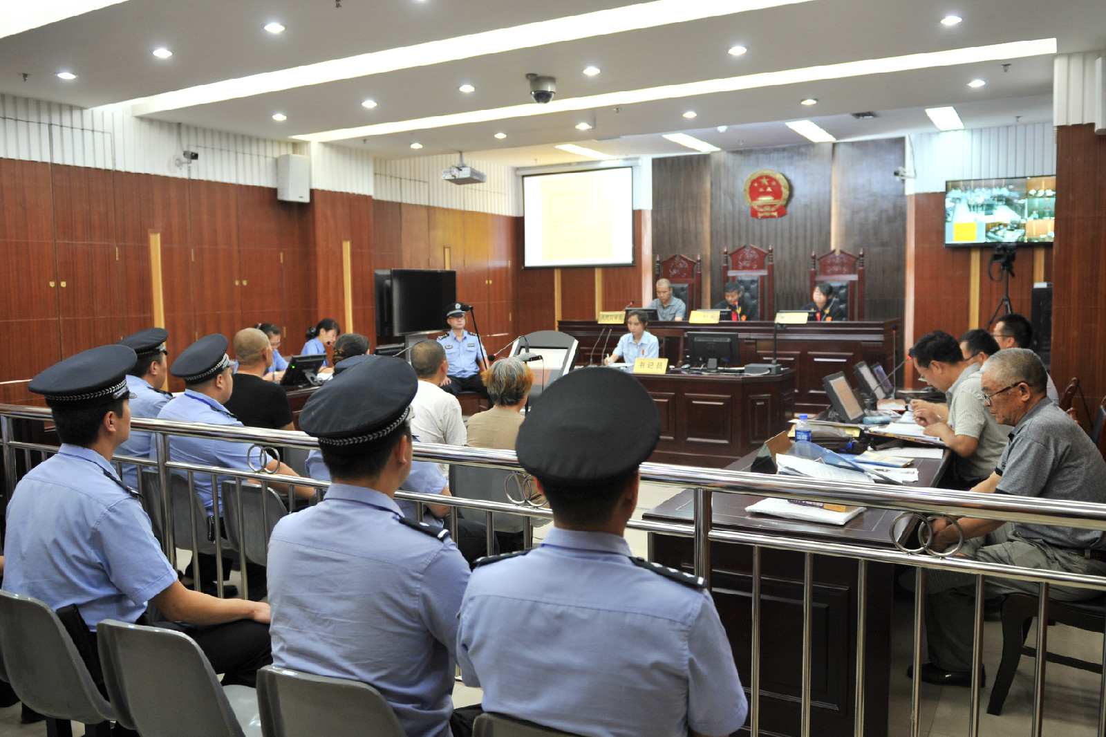 城关法院公开开庭审理王某某等4名被告人聚众扰乱社会秩序一案