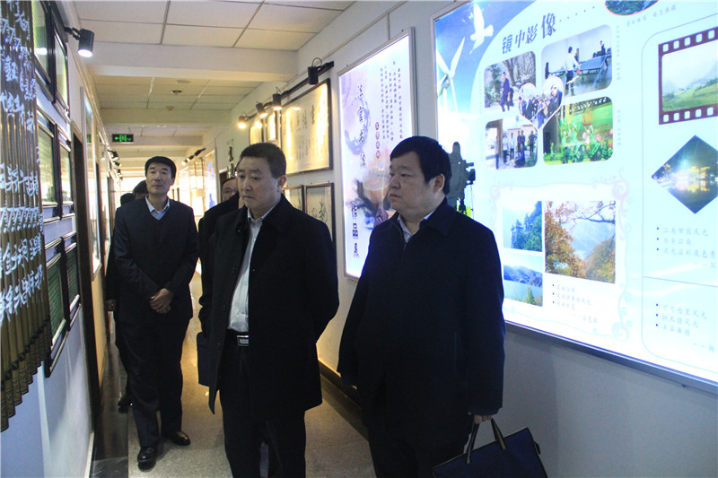 3.参观崆峒区法院文化长廊建设.jpg