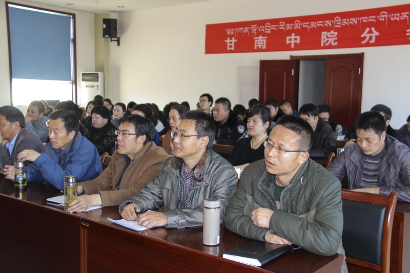 全体干警专心致志听报告.jpg