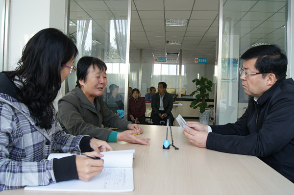 茹作勋院长在接访执行案件当事人_副本.jpg
