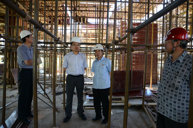 4.现场督查华亭县法院审判法庭项目建设.jpg