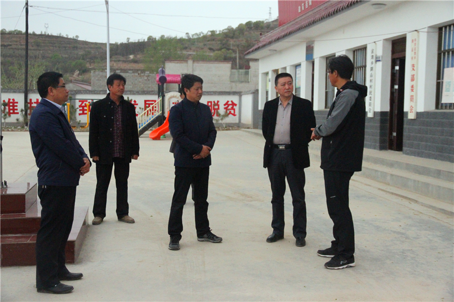 1.察看静宁县余湾乡阴屲村文化广场.jpg