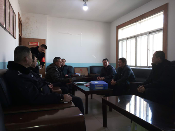 与管护站职工交流_副本.png