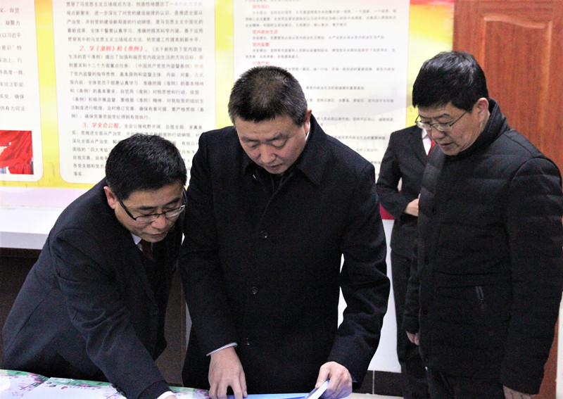 5.参观静宁县法院党建活动室.jpg