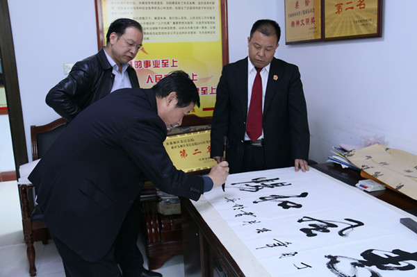 唐建国挥毫鼓励干警_副本.jpg