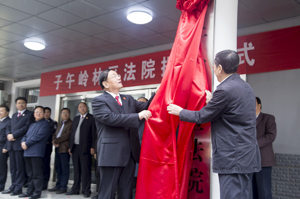 省法院党组书记、院长梁明远，市委副书记、市长朱涛揭牌 (2)_副本.jpg