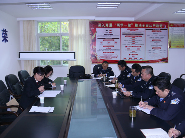 与甘肃省森林公安局白水江分局座谈_副本.jpg