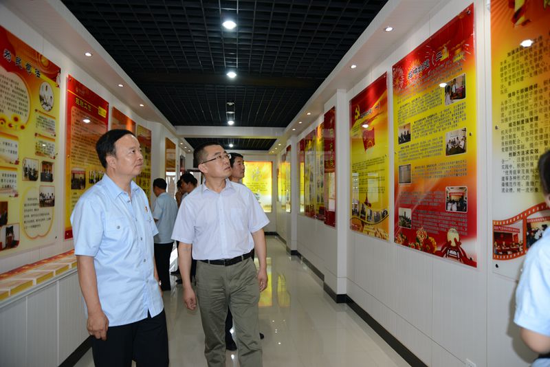 3.参观泾川县法院党建廉政文化教育馆.jpg