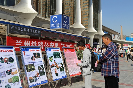驻足观看宣传展板的路人n.jpg