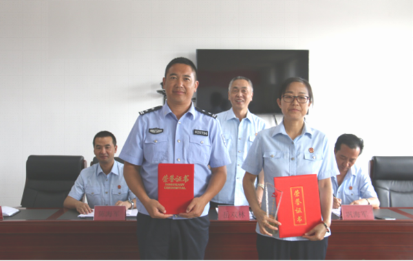闄㈤暱浼氳〃褰�.png