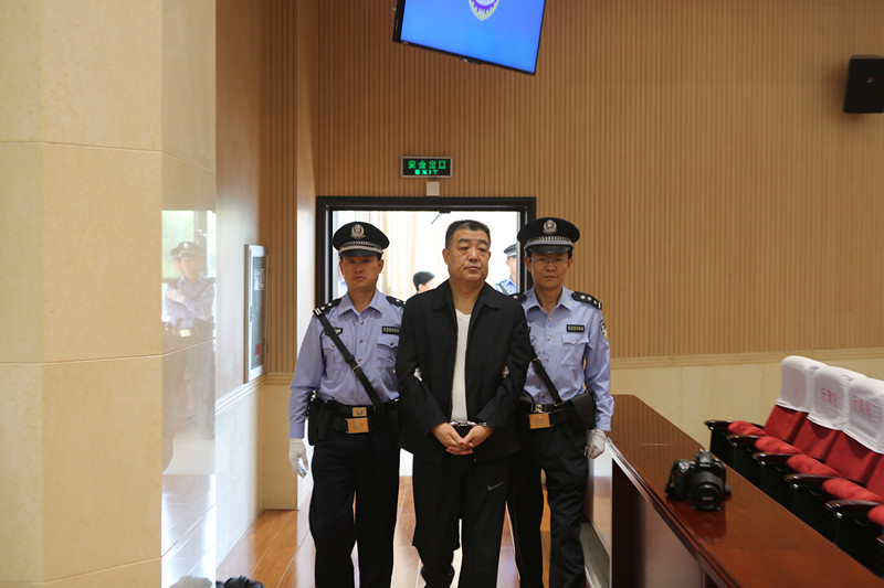 被告人戴炳隆受贿巨额财产来源不明罪一案开庭审理