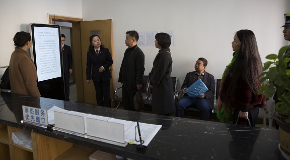 1.人大代表、政协委员参观立案大庭.jpg