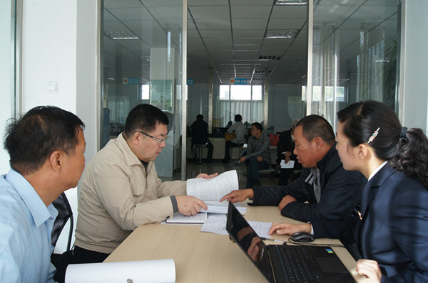 嘉峪关市中级人民法院院长茹作勋在接访当事人左某.jpg