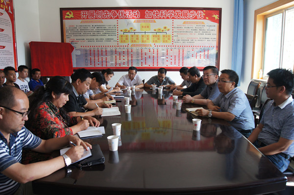 8月24日，嘉峪关市中级人民法院作为牵头单位在“双联”村召开了扶贫攻坚会商会.jpg