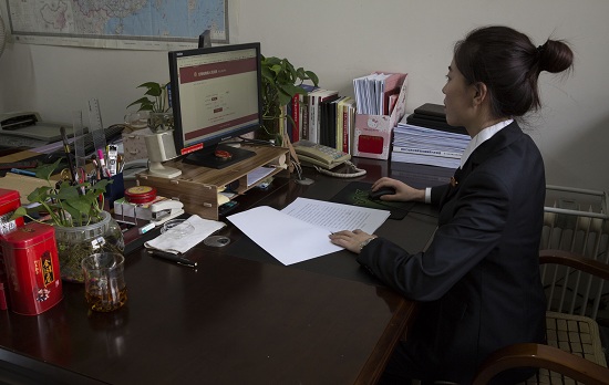 2.立案庭同志现场进行网上预约立案、电子送达.jpg
