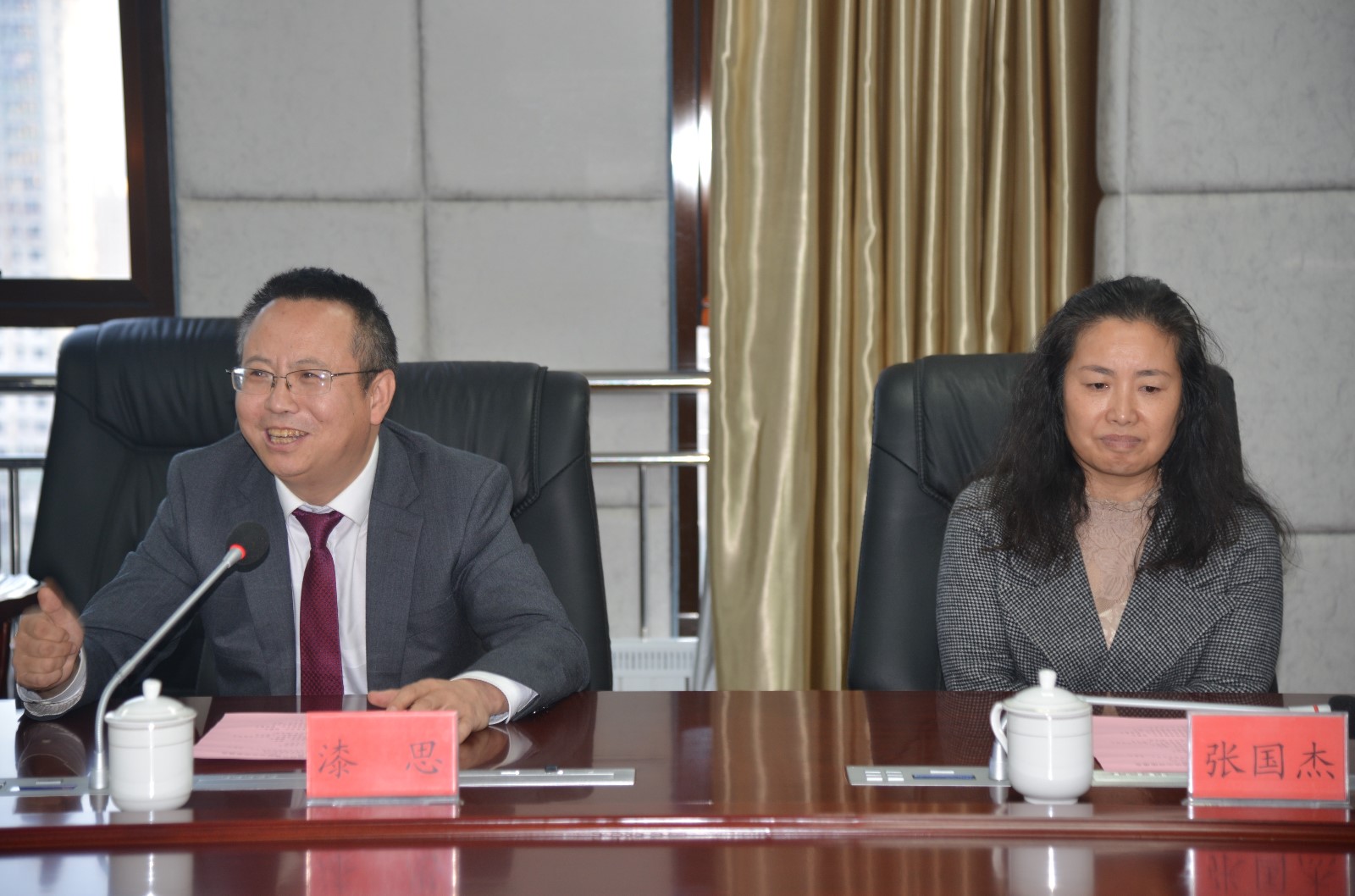 西北政法大学副校长漆思介绍学校概况市检察院检察长田金讲话市法院