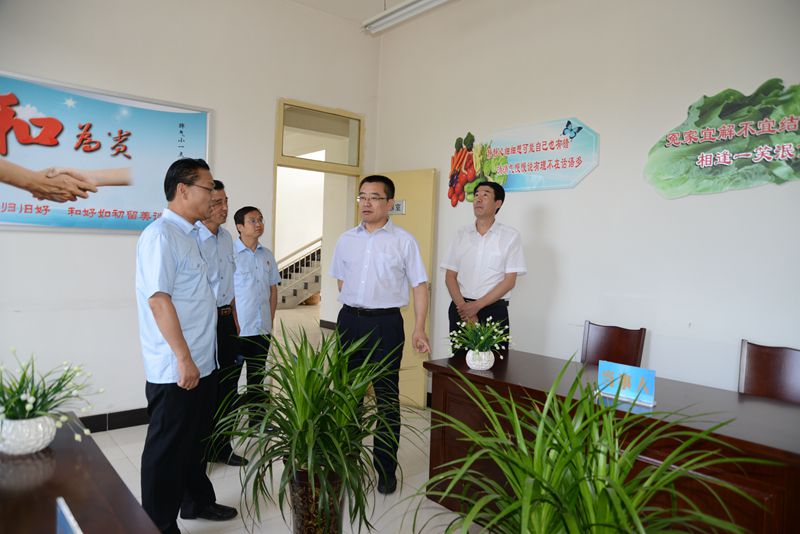 7.参观崆峒区法院人民法庭温馨调解室.jpg