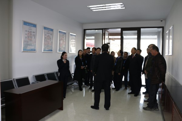 参观立案信访大厅.jpg
