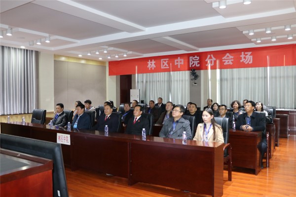 观看以林区法院双语法官杨华晖为题材的微电影《盖尼法官》.jpg