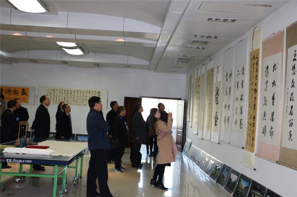 欣赏干警书画摄影展.jpg