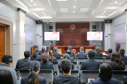 兰州铁路运输法院通过电视直播的方式在线观看了十九大开幕会.jpg