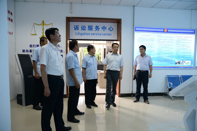 1.在崇信县法院察看诉讼服务中心建设情况.jpg
